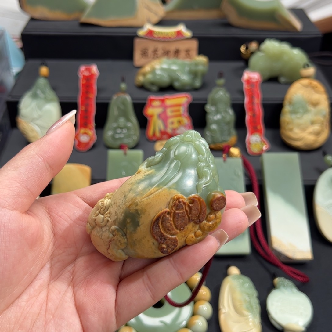 岫岩河磨玉（透闪石质玉）颈饰未镶嵌黑*雷