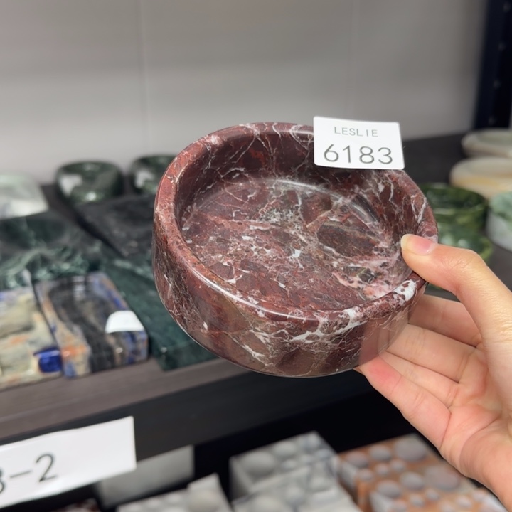 X183.             烟。 缸