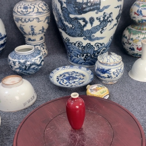 深**水一个金红釉小瓶子