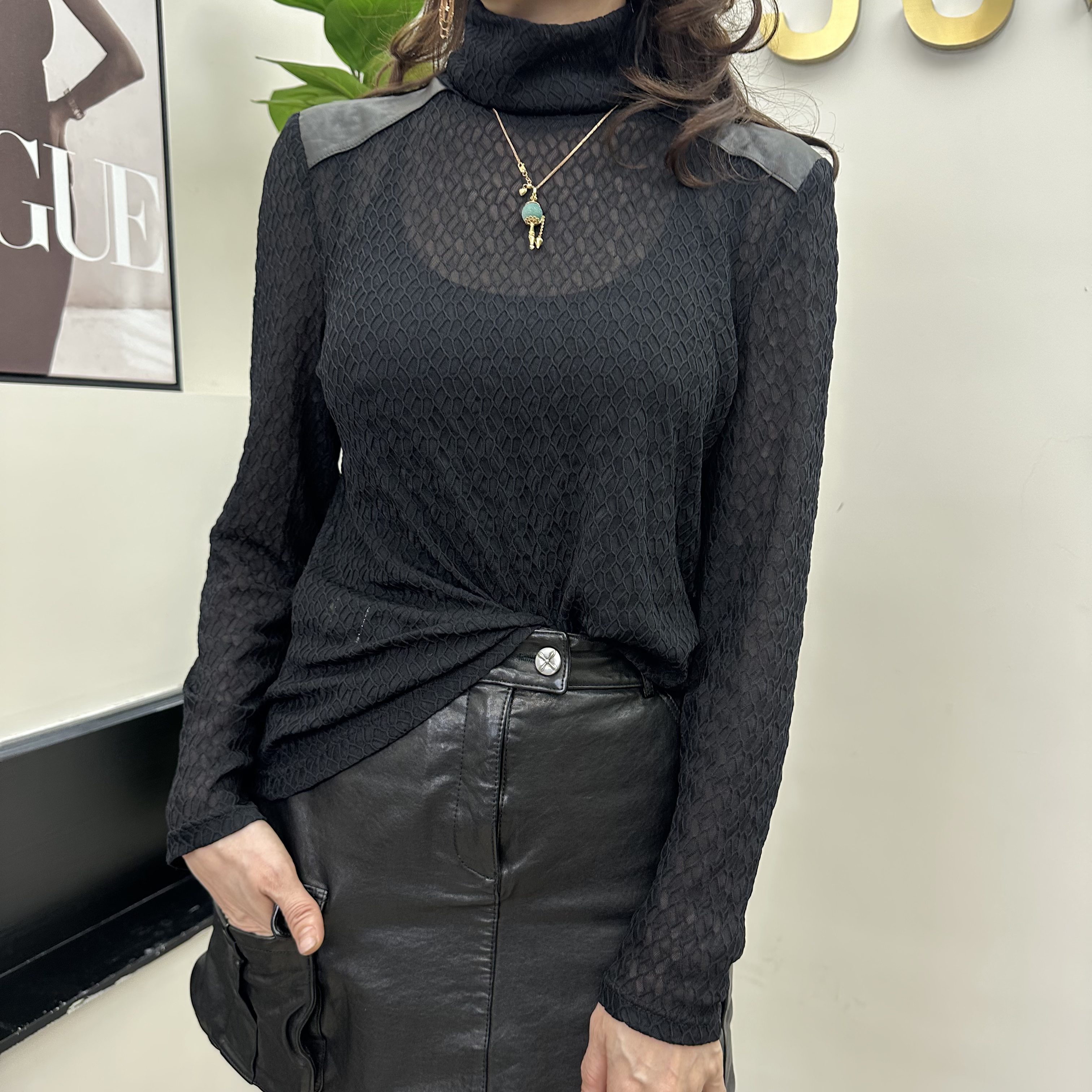 JJ私服 肩上拼真皮蜂巢格黑色蕾丝网纱高领打底衫女秋冬洋气上衣