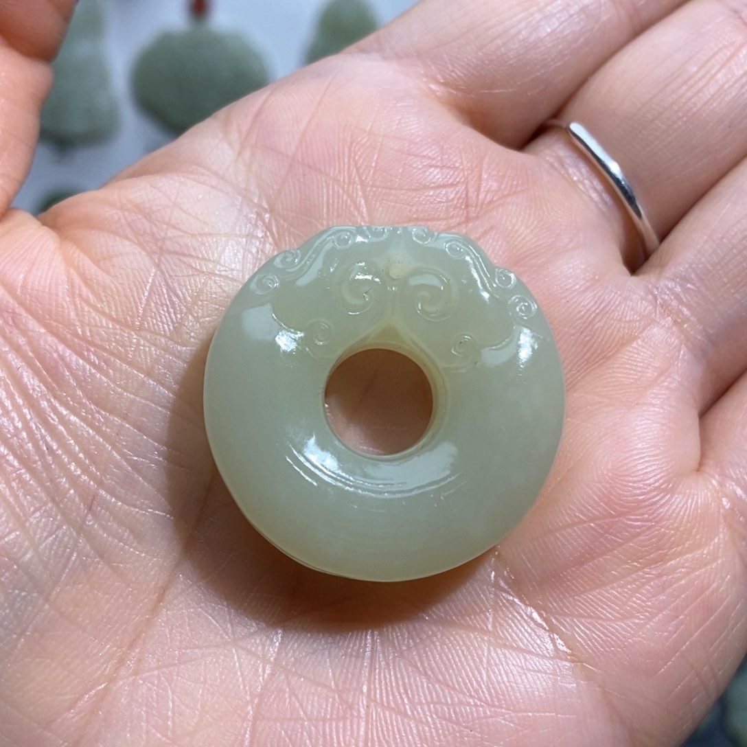 和田玉颈饰未镶嵌双龙护主