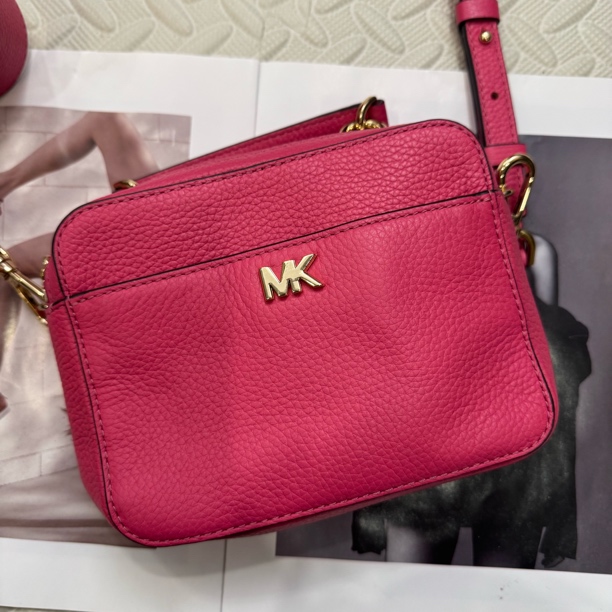 99新 MICHAEL KORS/迈克高仕 玫粉色相机斜挎包
