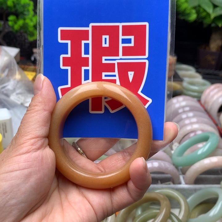 肉***子石英质玉（佘太翠）未镶嵌手镯