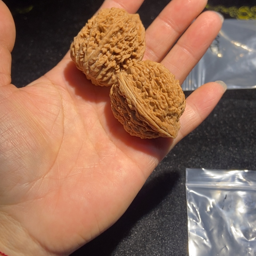 畏***）文玩核桃吊坠蒜头核桃50