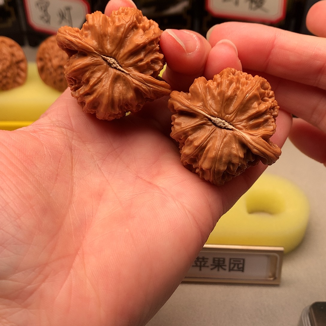 文玩核桃吊坠42尺精品白狮子465号