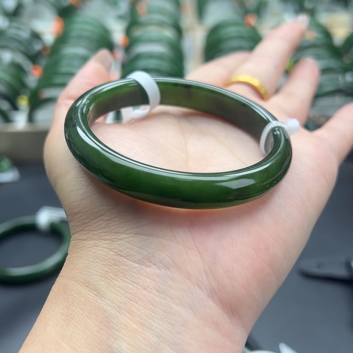 雯***雯和田玉未镶嵌手镯