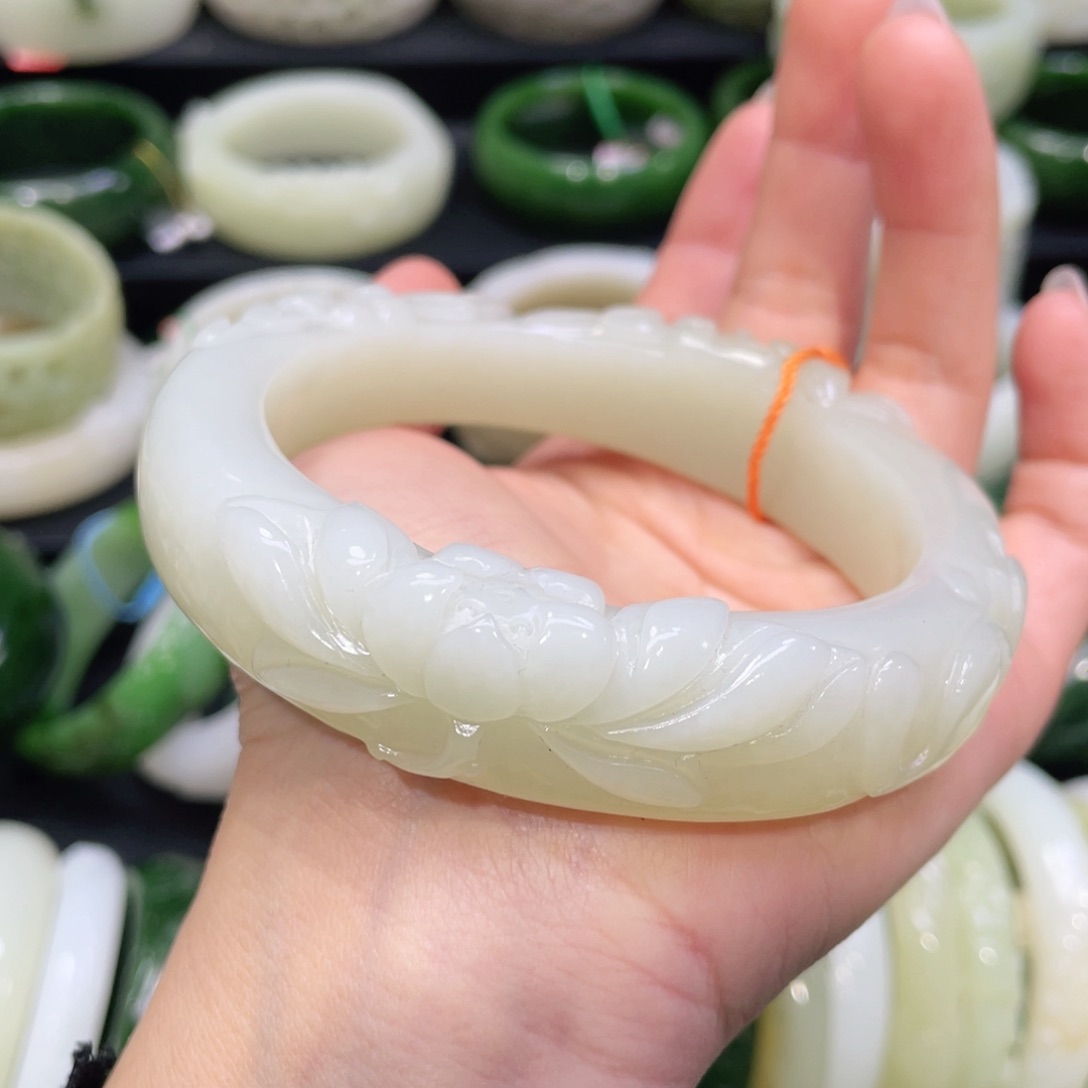 未镶嵌手镯和田玉56。   圈口65+