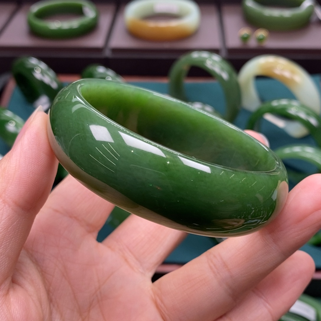 和田玉（碧玉）未镶嵌手镯