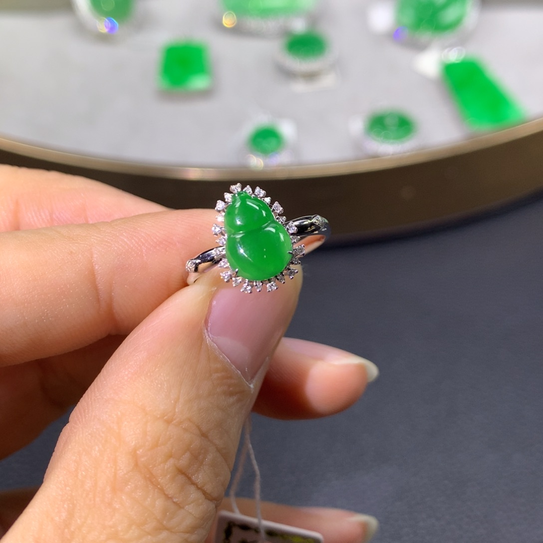 翡翠戒指18K金镶嵌翡翠