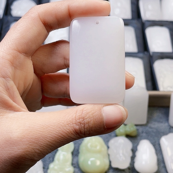 石英质玉（金丝玉）颈饰未镶嵌岁***j