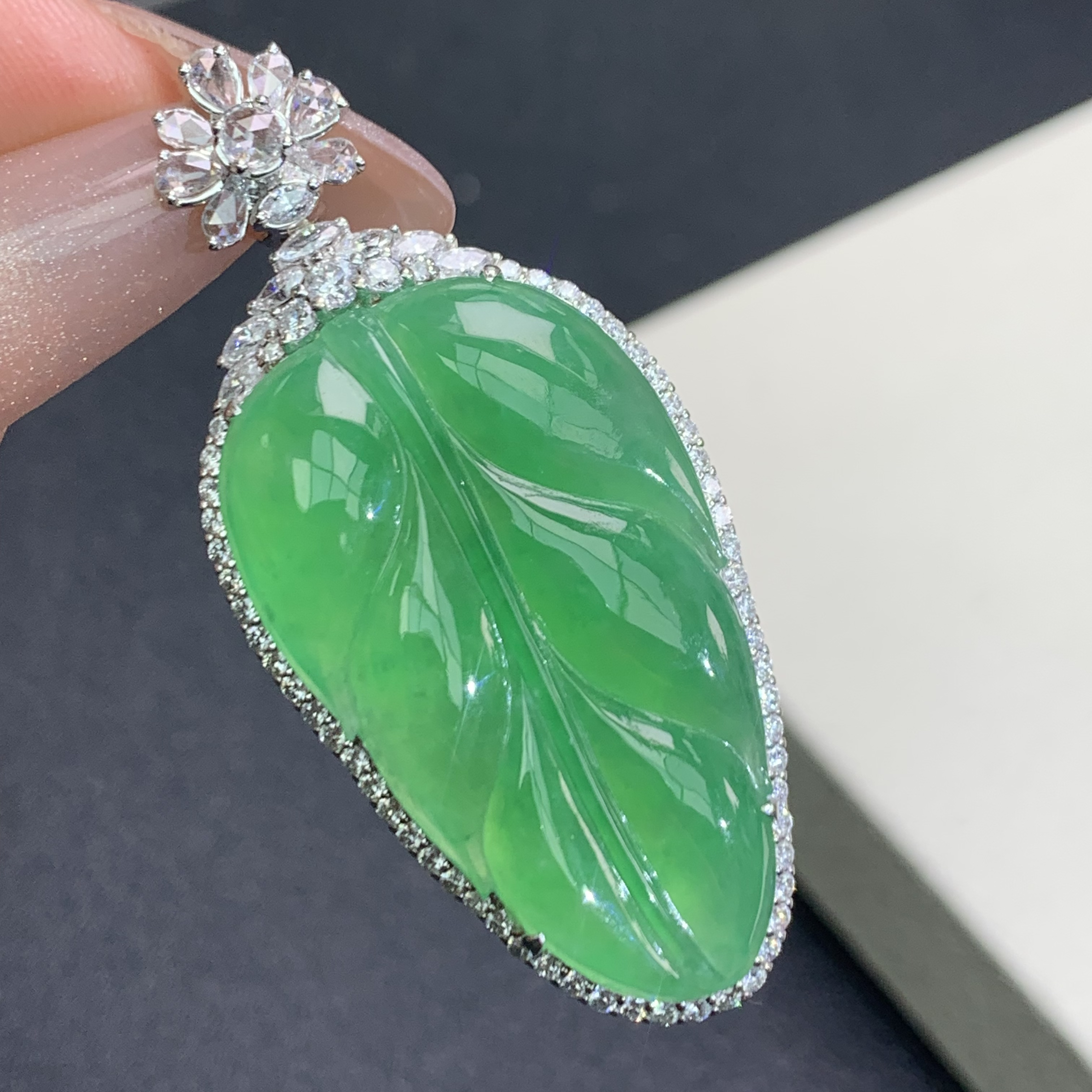 新品推荐·18k金冰种冰阳绿叶子翡翠玉石缅A吊坠气质时尚