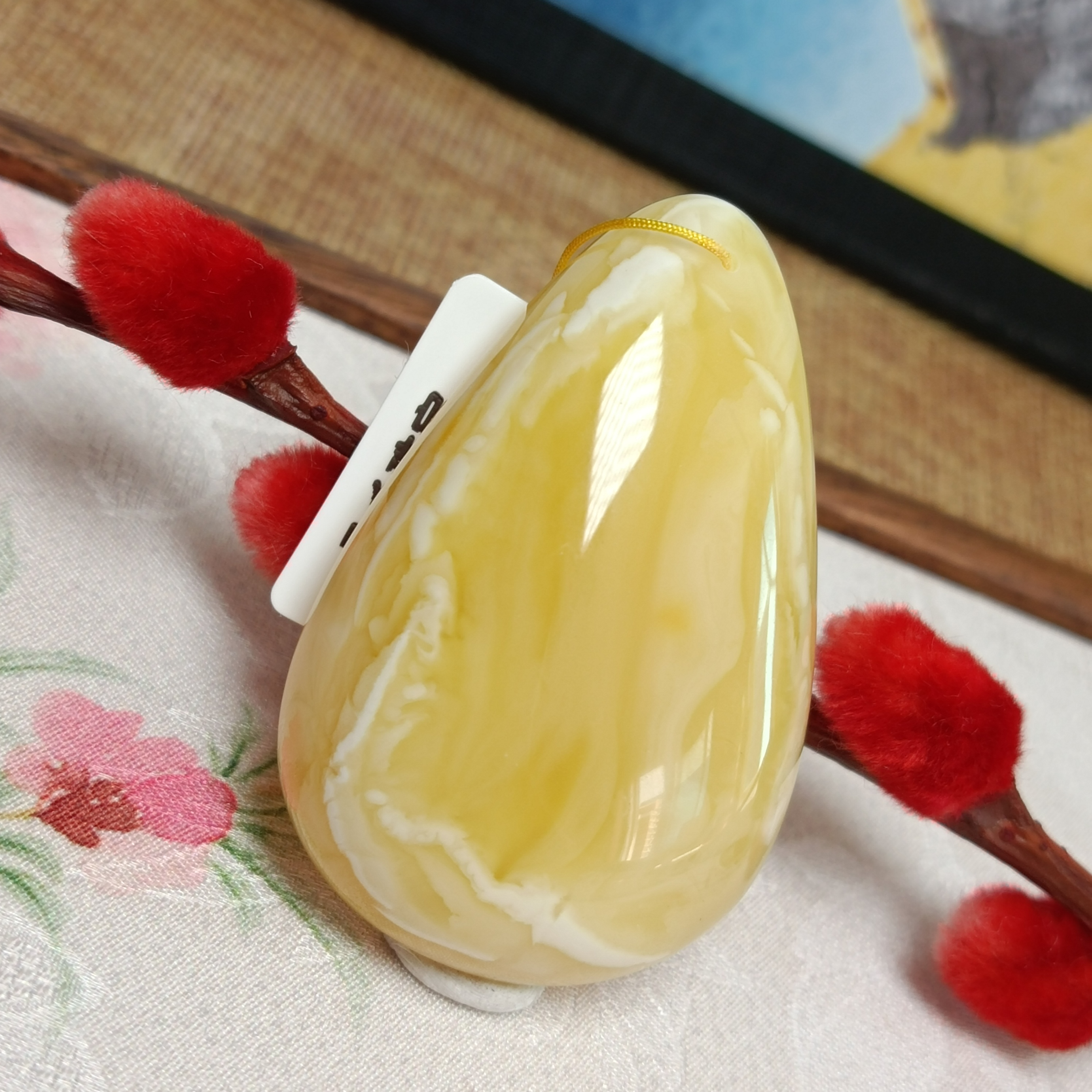 蜜蜡水滴吊坠~俄料~原矿~瓷白花~精品~器型正~尺寸50*33*16~5499