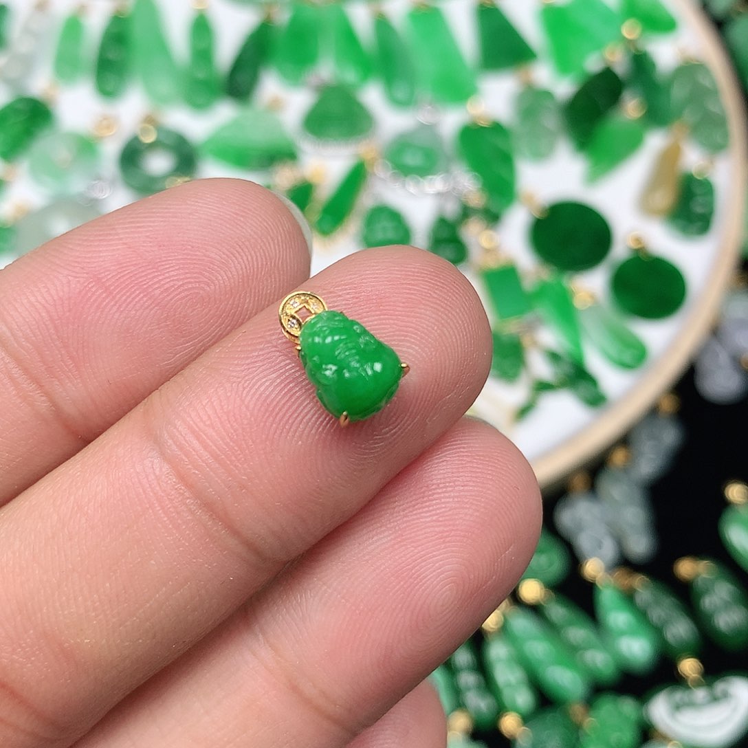 翡翠颈饰18K金镶嵌小****小巧精美阳绿小貔貅