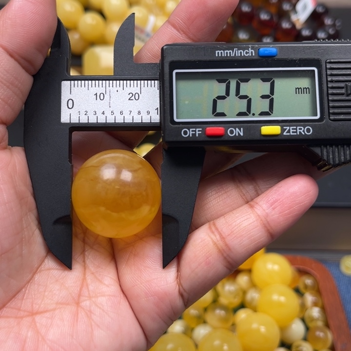 熊***熊琥珀未镶嵌珠宝奇石M96号微瑕