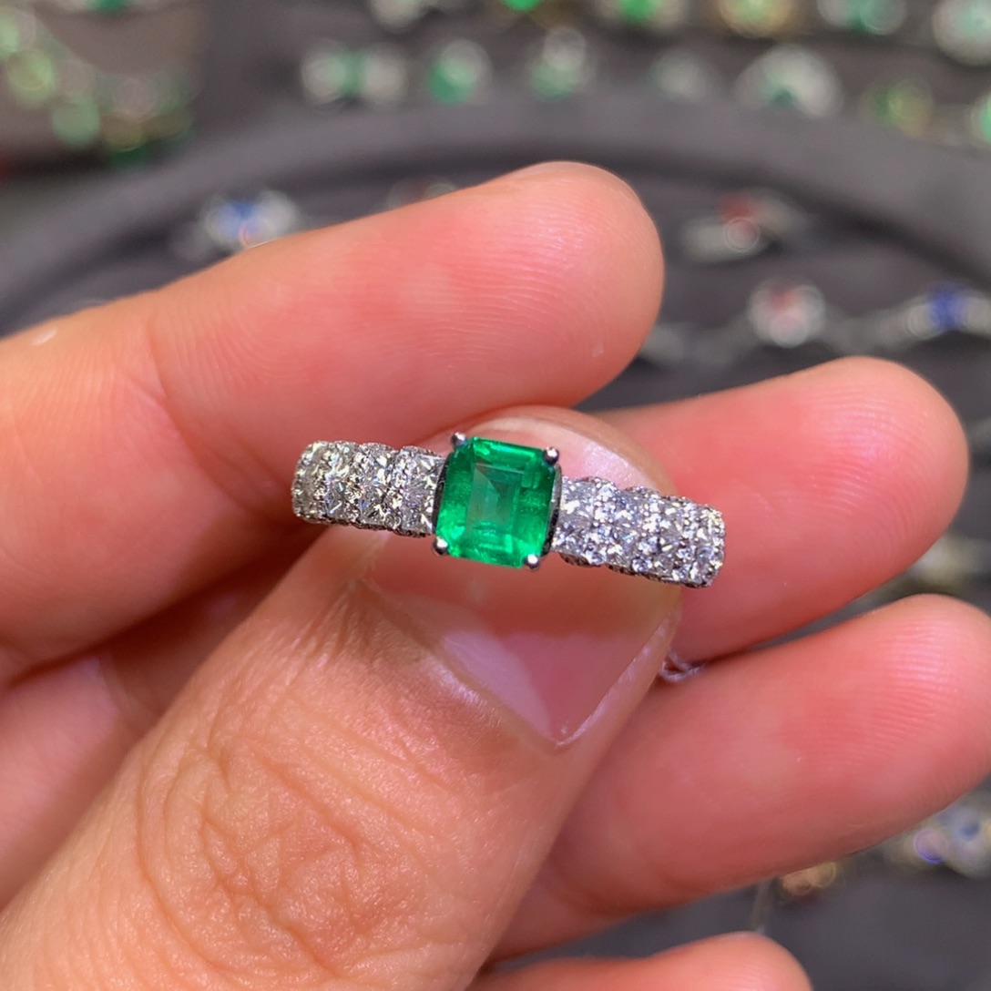 祖母绿戒指18K金镶嵌