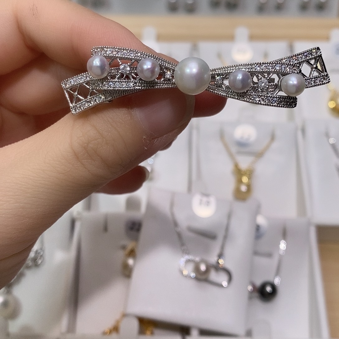 合金胸饰淡水珍珠