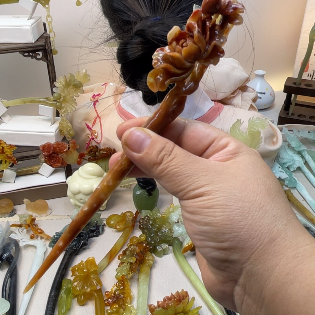 尹***伶蛇纹石玉合金发饰