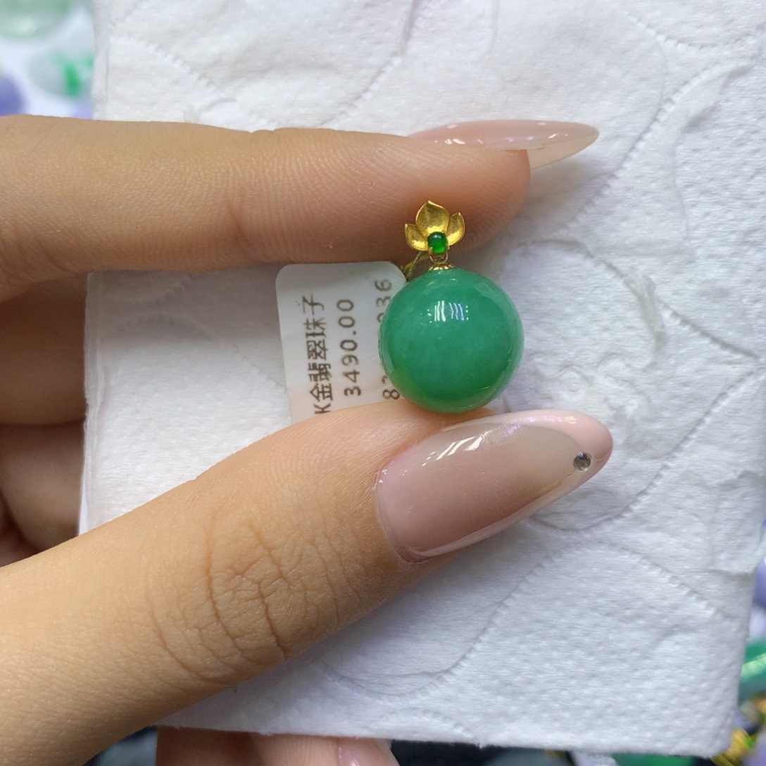 颈饰18K金镶嵌翡翠