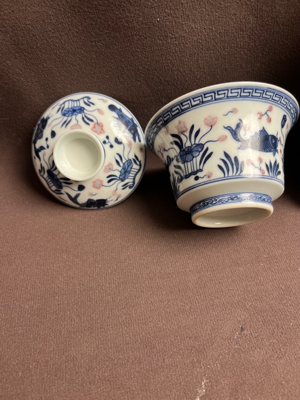 青花釉里红鱼藻盖碗（微瑕）