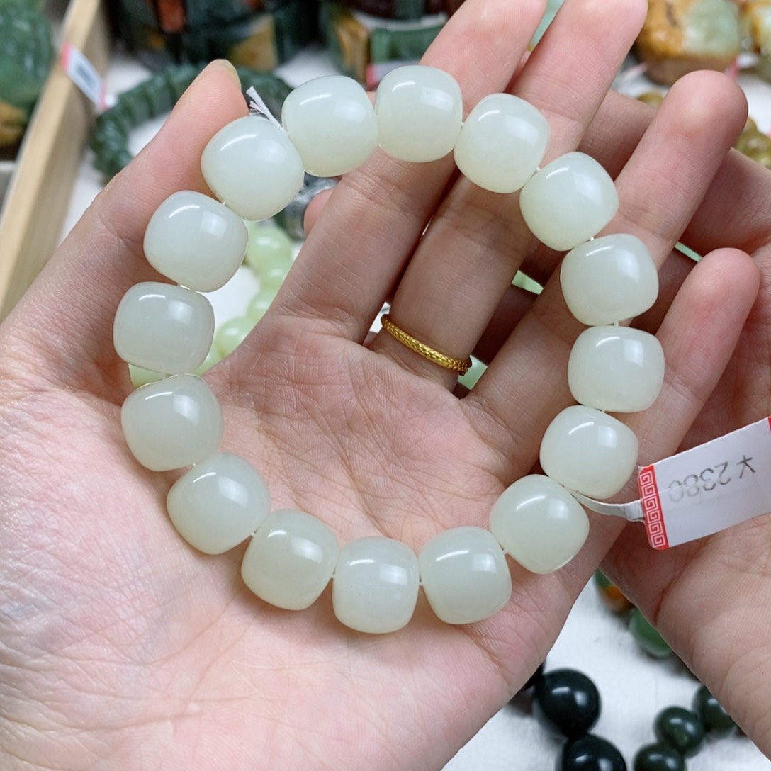 透闪石质玉手串未镶嵌D**狼