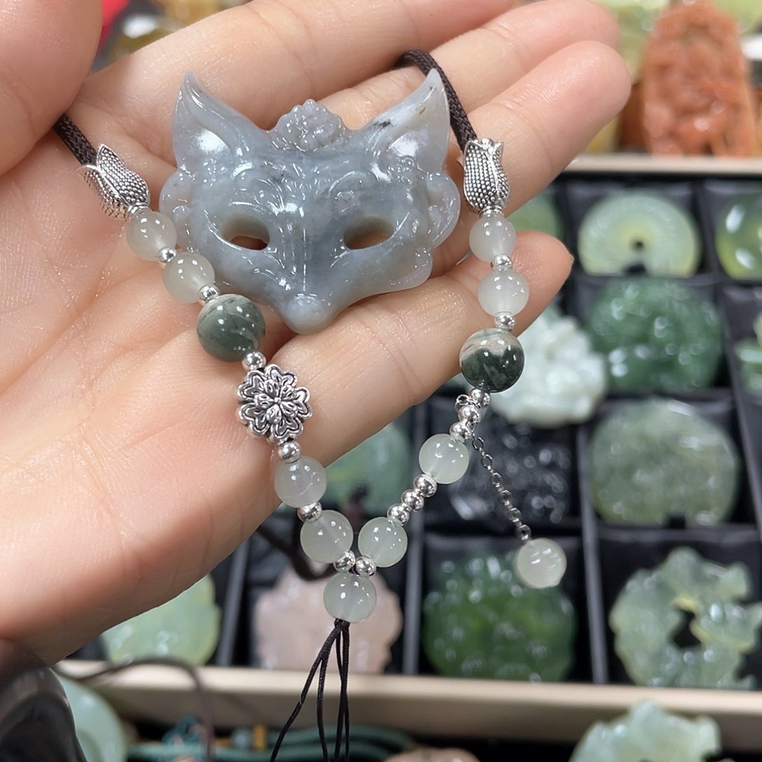 蛇纹石玉颈饰未镶嵌