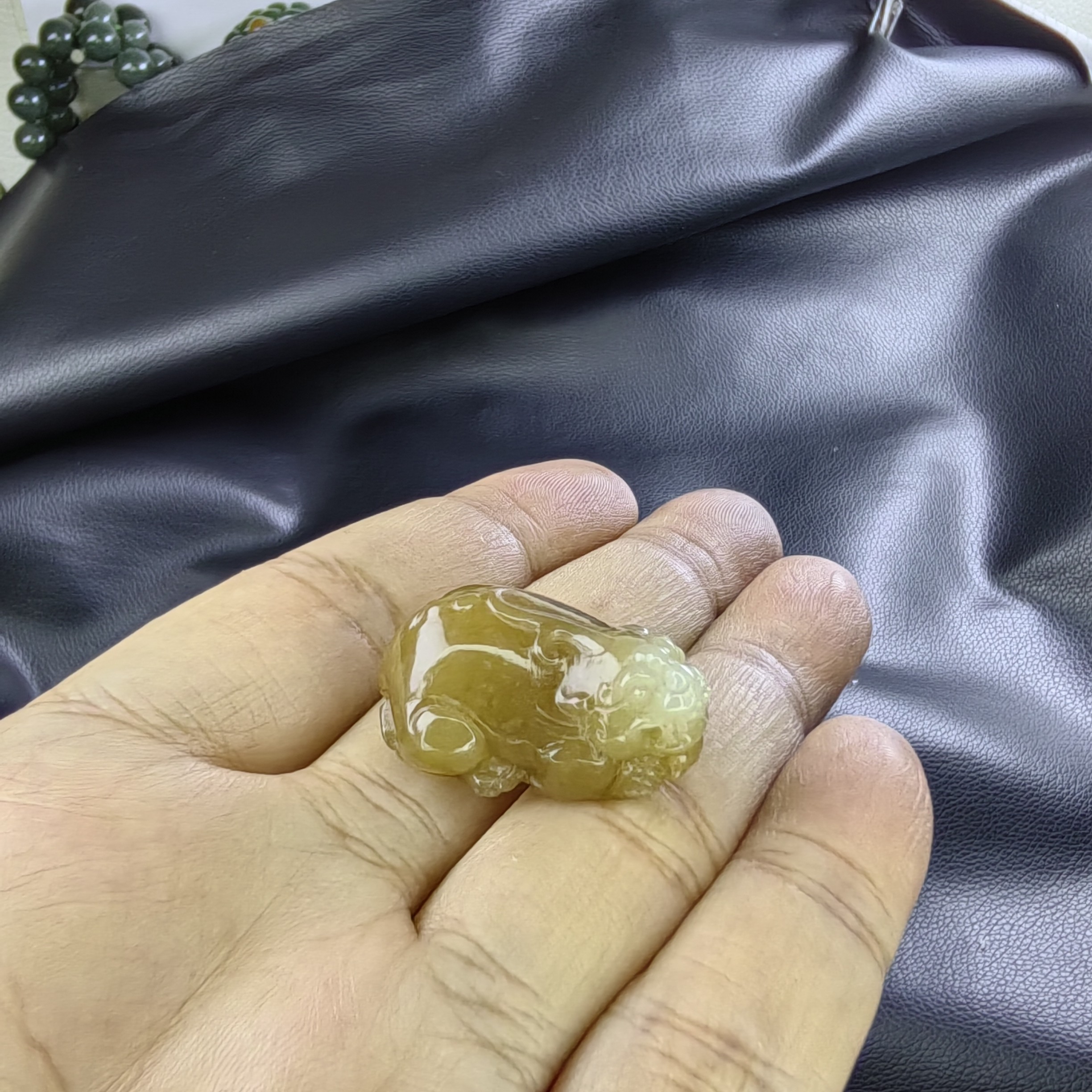 新疆和田玉金山糖纯手工雕刻小貔貅吊坠。