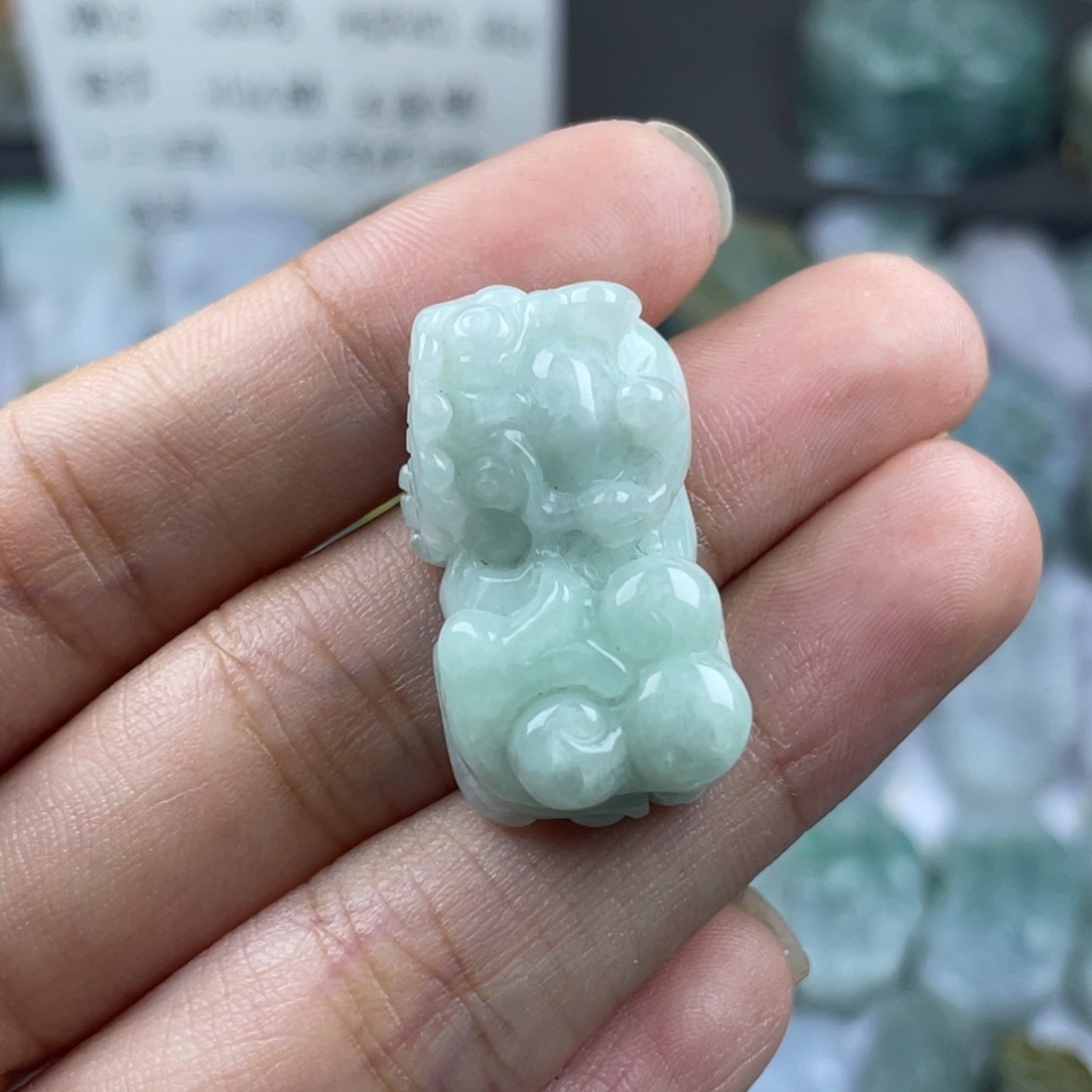 翡翠未镶嵌颈饰貔貅