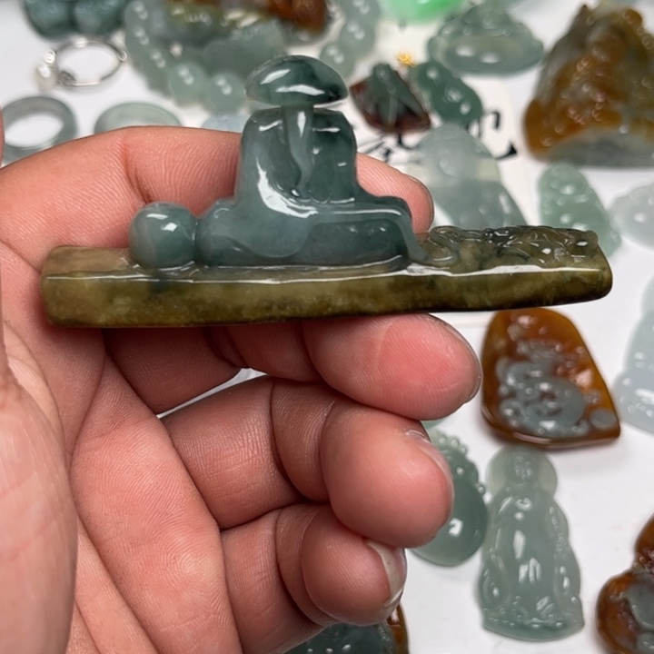 翡翠未镶嵌颈饰渔翁得利