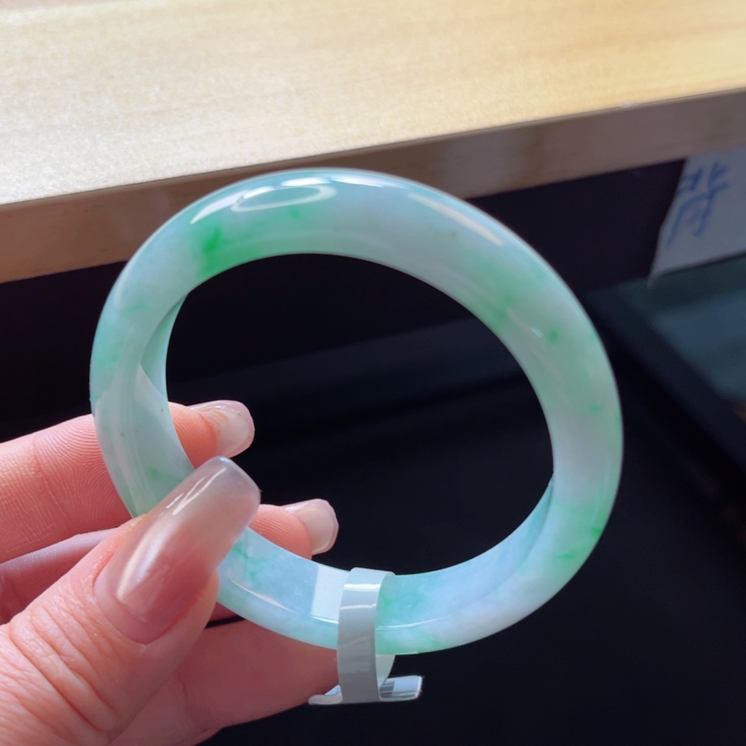 翡翠手镯未镶嵌手镯