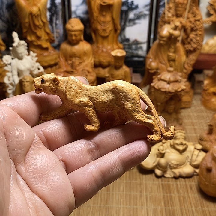 柏木（崖柏）豹子把件