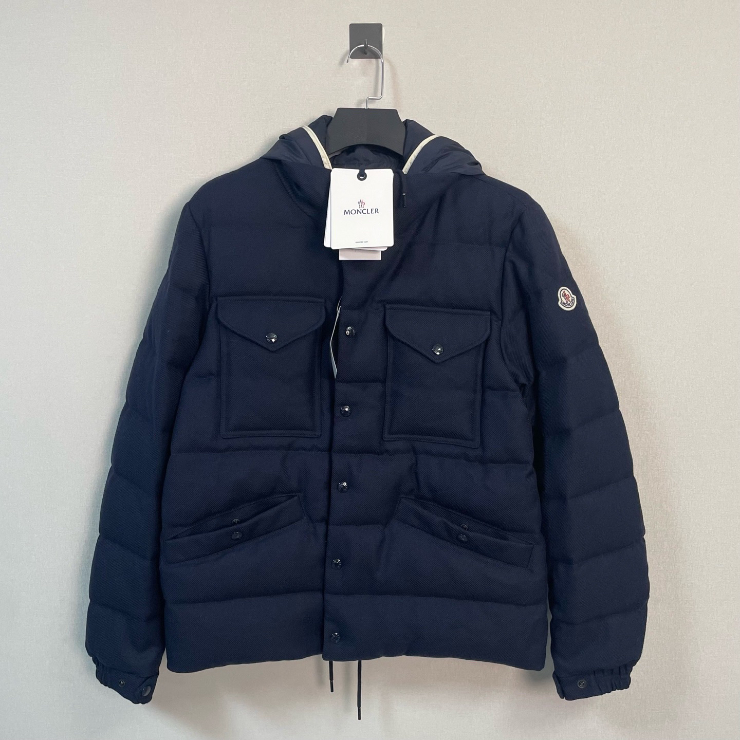 未使用 MONCLER 盟可睐徽标羽绒服/3码/带吊/价16000
