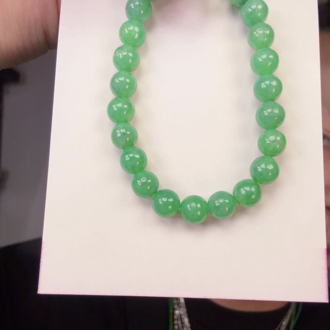 翡翠未镶嵌颈饰一件