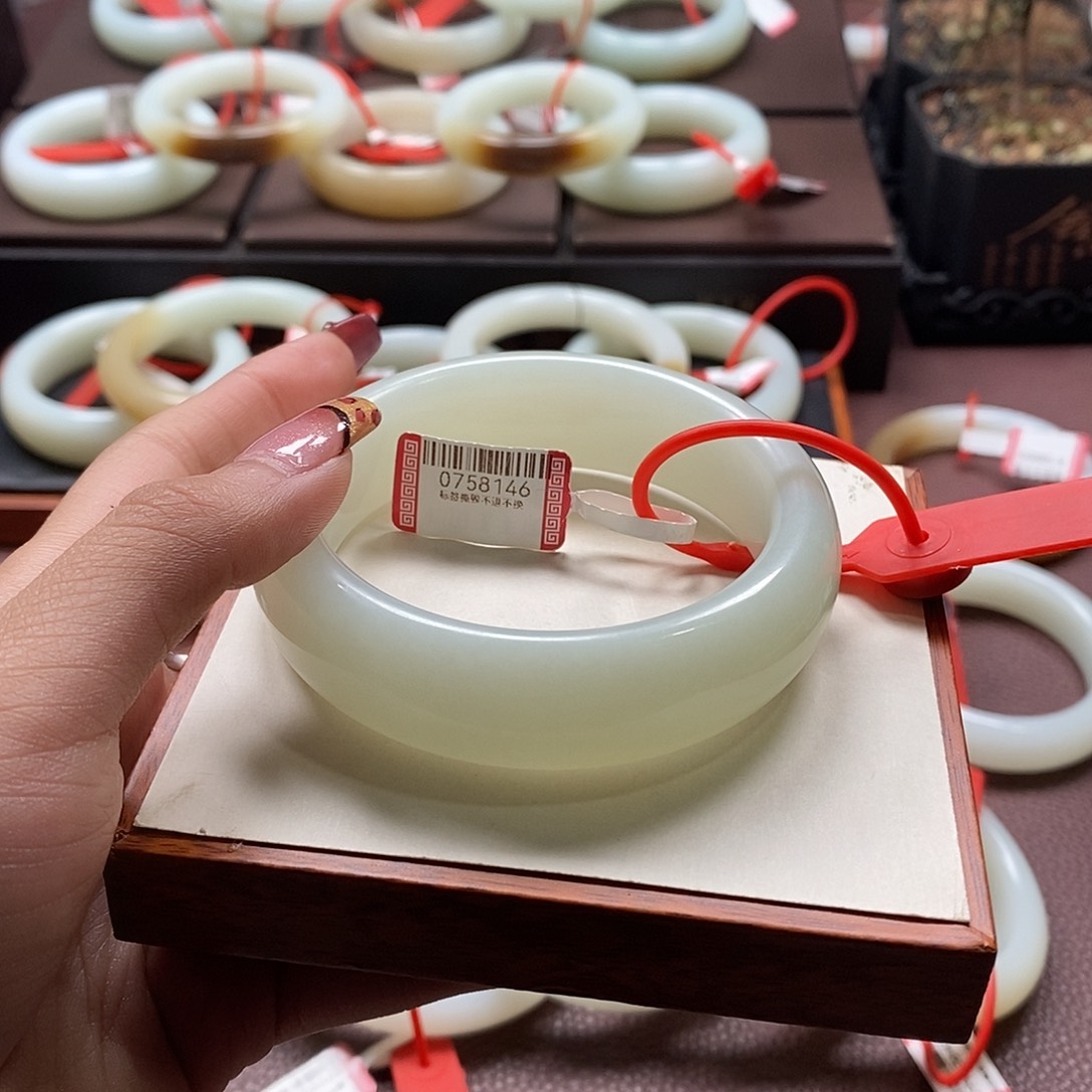 和田玉手镯未镶嵌阿***妈