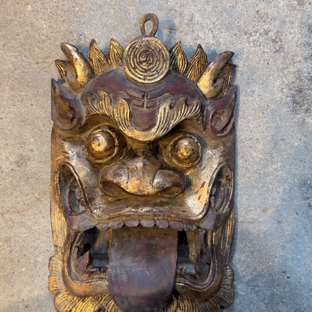 用***2香樟木一个木雕鎏金吞口面具