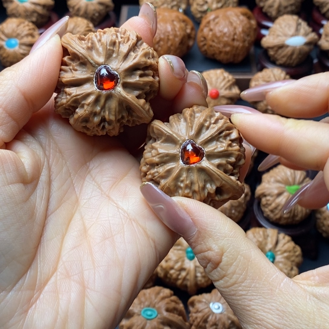 草***女吊坠文玩核桃桃心宫灯