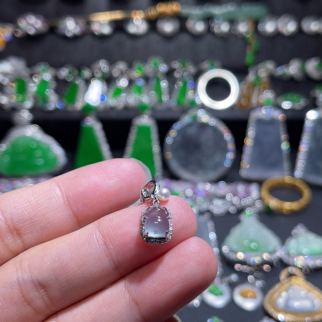 翡翠吊坠(不含链)18K金镶嵌小猪万能扣