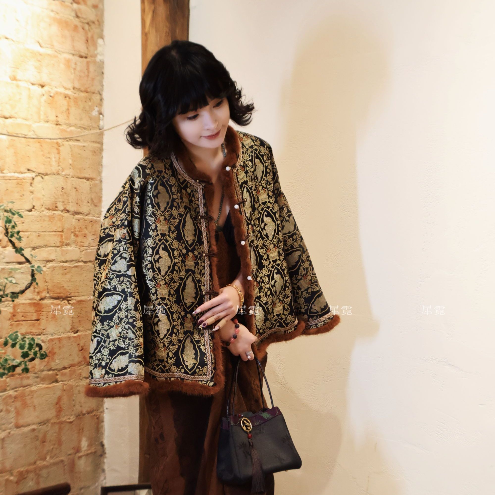 犀霓 东方古典·雀羽缠枝·孔雀聚宝盆·宫廷鎏金牡丹·秋冬国风外套