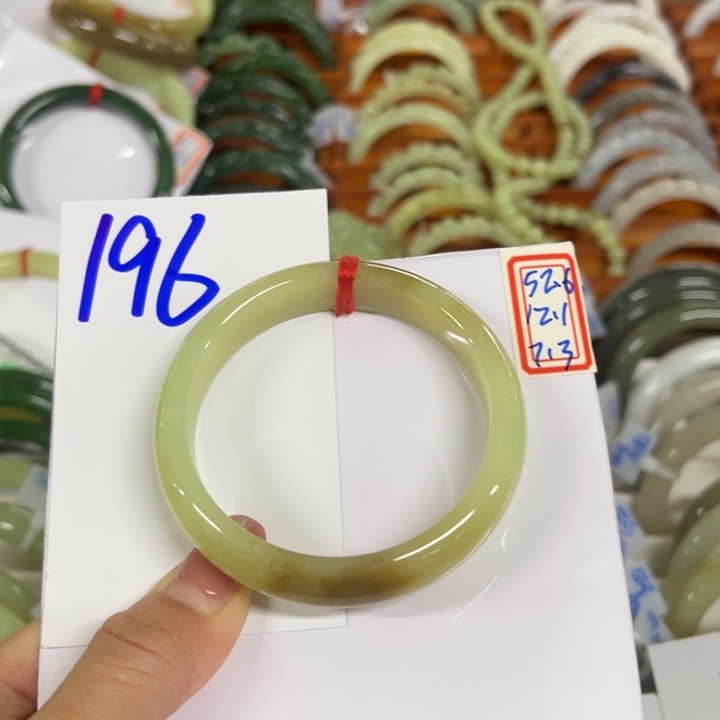 ****r和田玉未镶嵌手镯