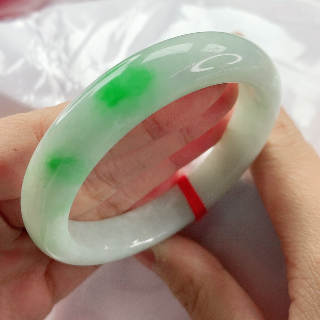 翡翠手镯未镶嵌，395