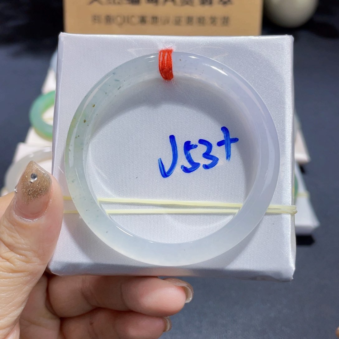 翡翠手镯未镶嵌翡翠手镯