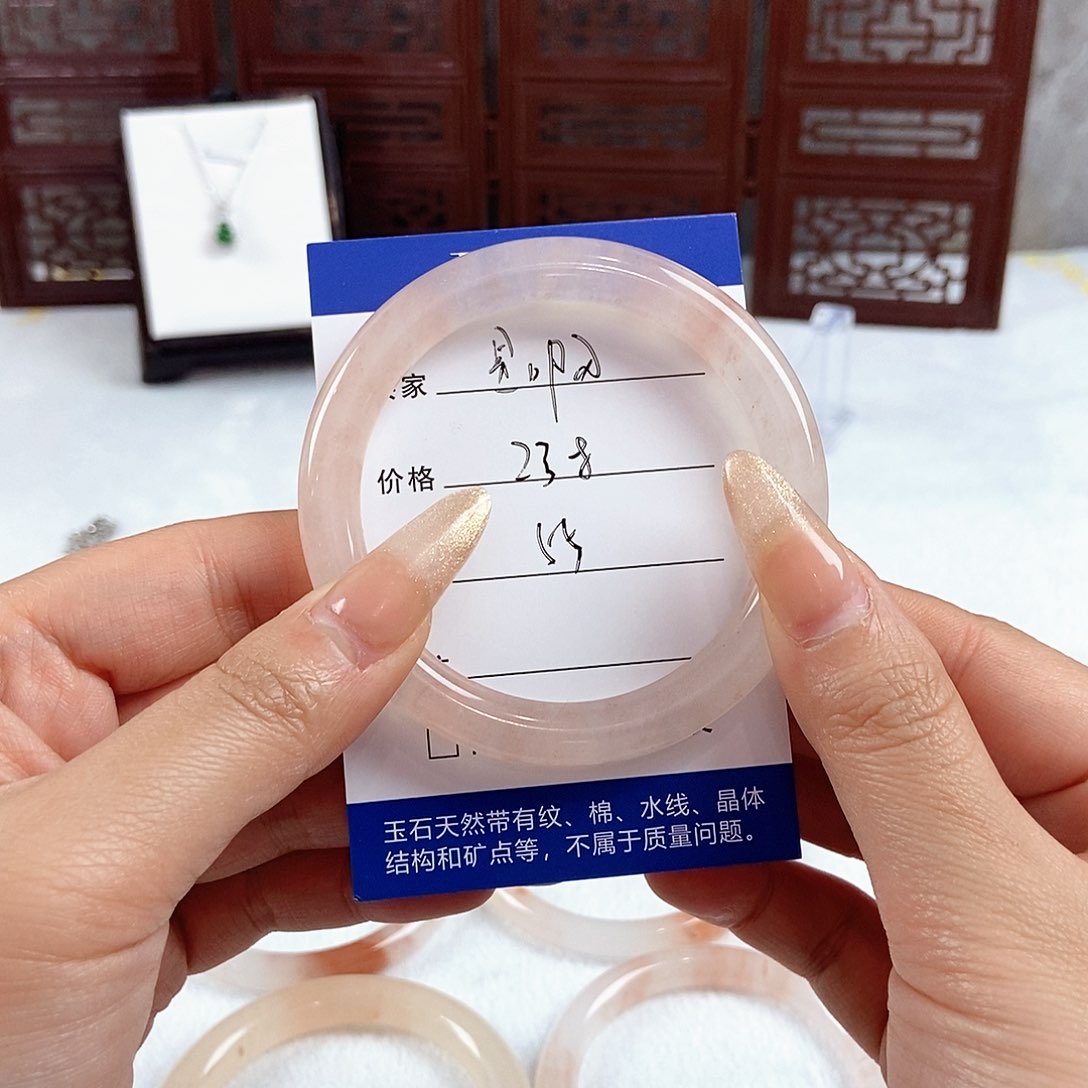 石英质玉手镯未镶嵌，是啊
