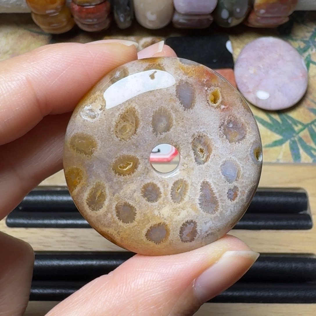 硅化玉有晶洞的豹纹平安扣未镶嵌