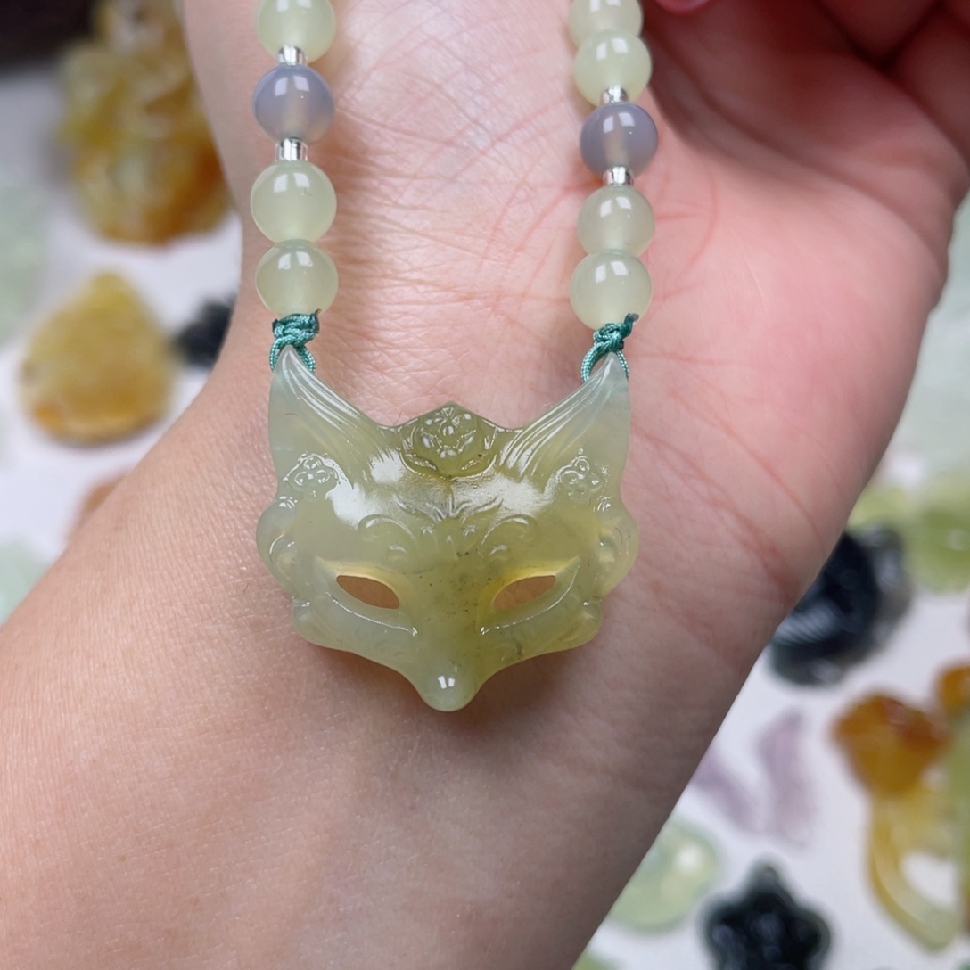 蛇纹石玉颈饰未镶嵌