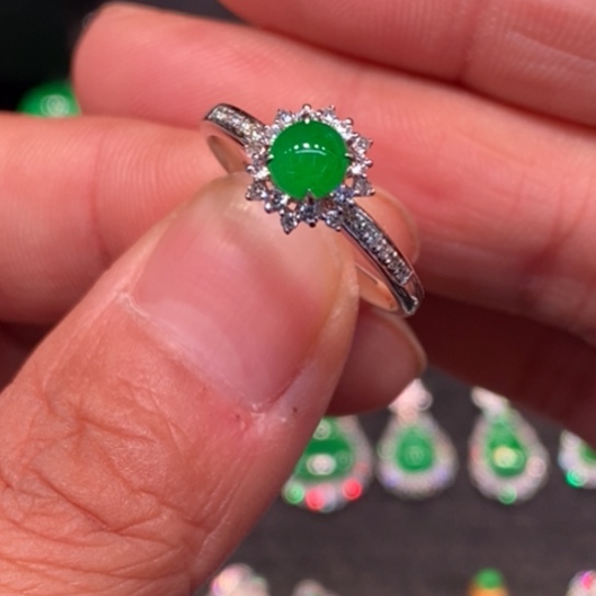 翡翠18K金镶嵌颈饰戒指