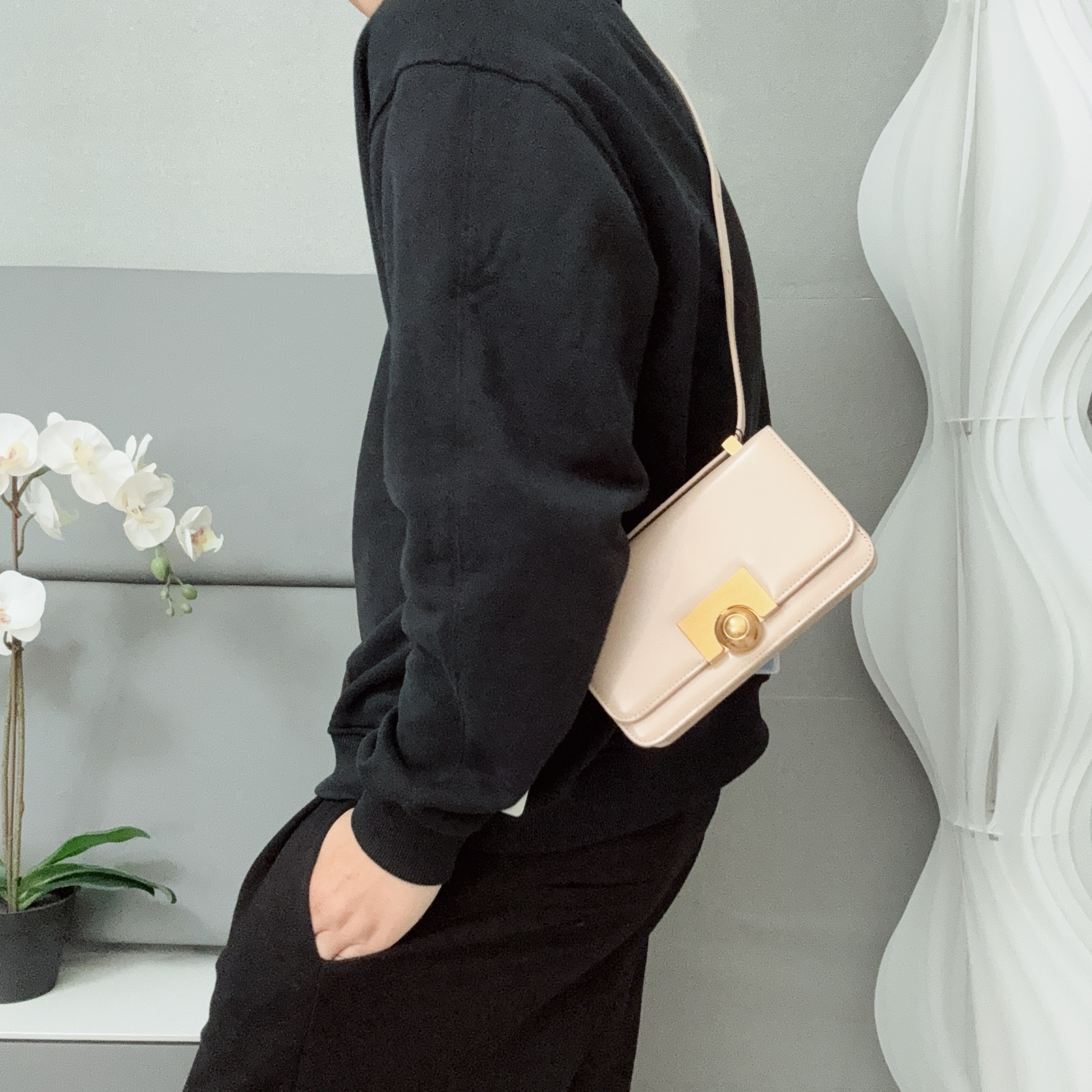 95新 BOTTEGA VENETA/葆蝶家 【冰】粉色金球斜挎包