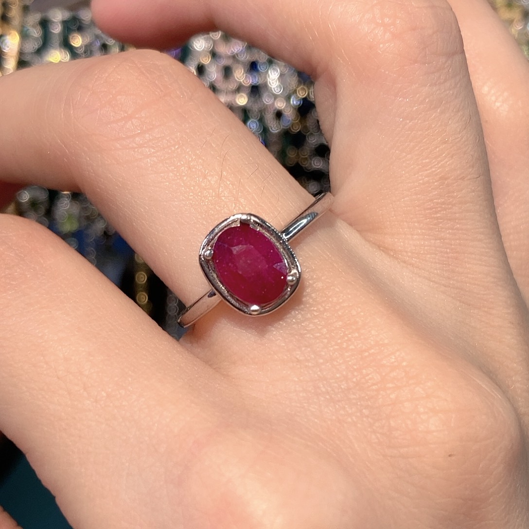 红宝石戒指银S925镶嵌半****?