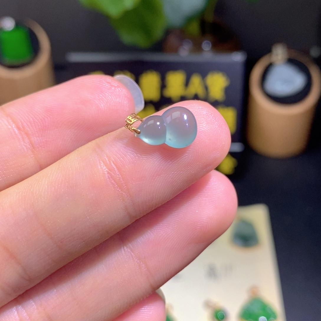 翡翠18K金镶嵌颈饰吊坠