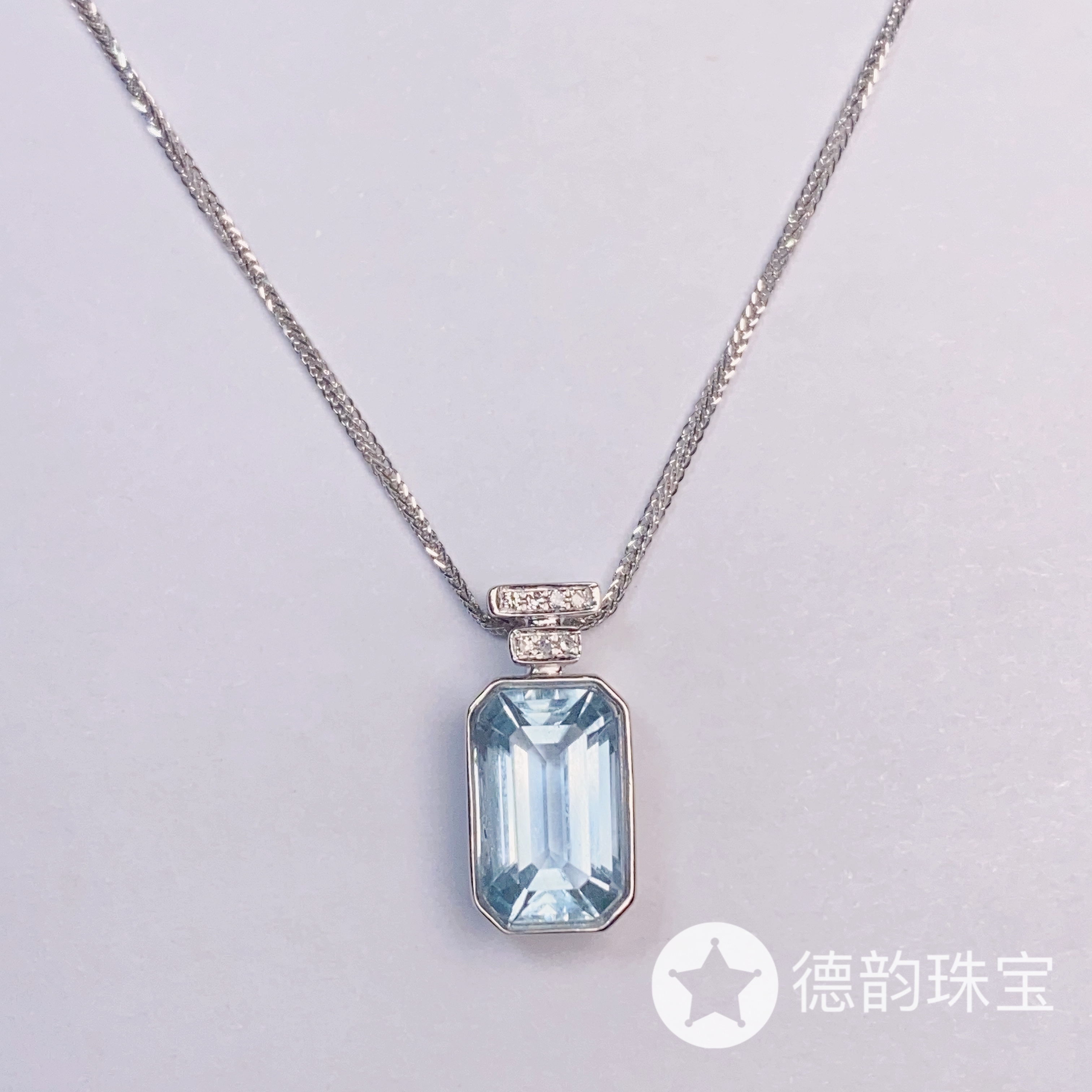18K金镶嵌海蓝宝石项链