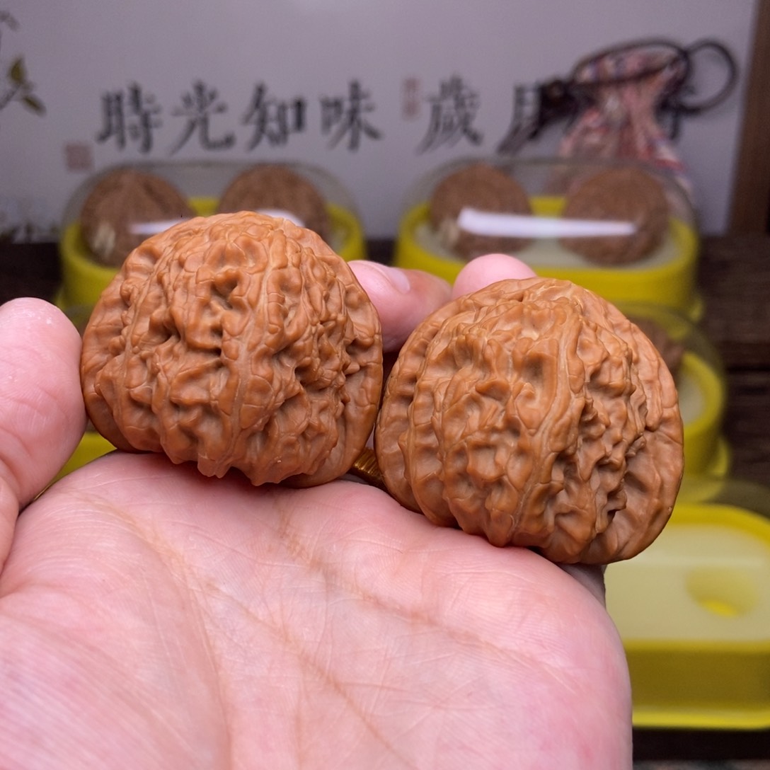 文玩核桃吊坠到*啦全品42尺三角白红皮展台品