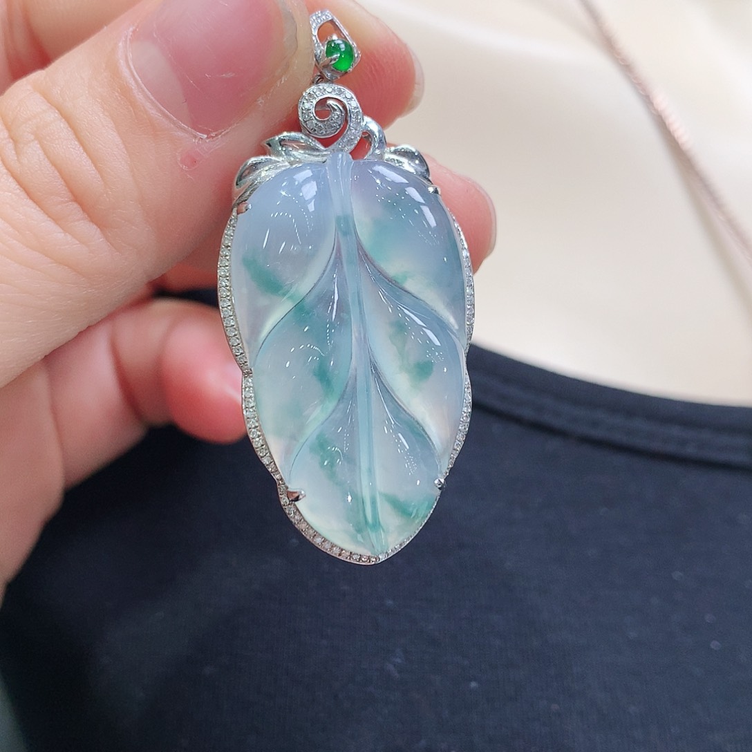 翡翠颈饰18K金镶嵌叶子